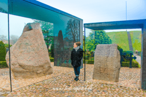jellingestenene, gratis seværdigheder i jylland, jylland seværdigheder, stenene i jelling, jellinge sten, vikinge sten i danmark, viking punkter i Danmark, vikinger i jylland, oplevelser i jylland, gratis oplevelser i jylland, oplevelser i vejle, seværdigheder i Vejle