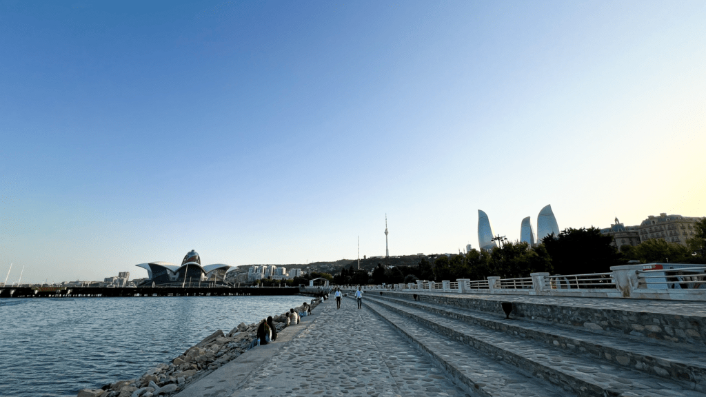 Flamming towers Baku, Flamme tårnene i Baku, ikoniske bygninger i Baku, rejseguide til Azerbaijan, unikke bygninger i Baku, Unikke bygninger i Azerbaijan, Guide til Azerbaijan, guide til Azerbaijans seværdigheder, Baku Guide, Seværdigheder i Azerbaijan, oplevelser i Azerbaijan, Seværdigheder i Baku, oplevelser i Baku,