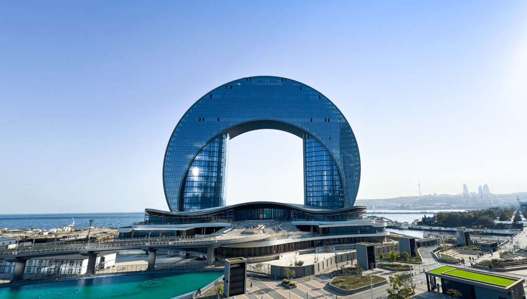 Half moon hotel Baku, panorama punkter i Baku, unikke bygninger i Baku, Unikke bygninger i Azerbaijan, Guide til Azerbaijan, guide til Azerbaijans seværdigheder, Baku Guide, Seværdigheder i Azerbaijan, oplevelser i Azerbaijan, Seværdigheder i Baku, oplevelser i Baku,