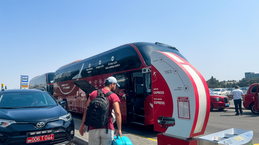 Guide til Azerbaijan, guide til Azerbaijans offentlige transport, Med bussen fra Baku lufthavn til baku centrum, offentlig transport fra Baku lufthavn, billige transportmuligheder i Azerbaijan, budget ferie i Azerbaijan, Budget ferie i Azerbaijan, Hvordan tager man offentlig transport i Baku, Baku lufthavnstransfer, Baku Guide,