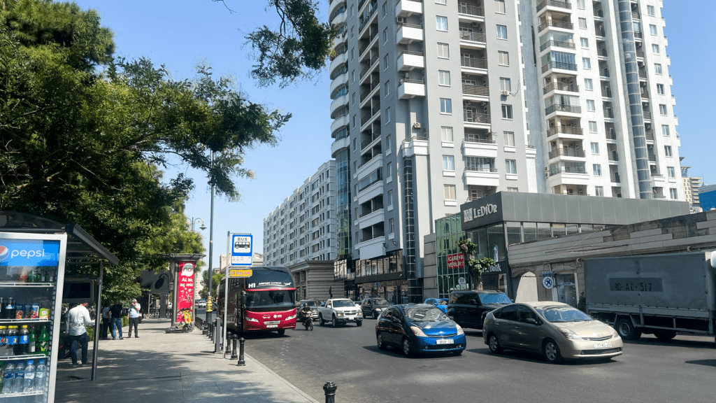 Guide til Azerbaijan, guide til Azerbaijans offentlige transport, Med bussen fra Baku lufthavn til baku centrum, offentlig transport fra Baku lufthavn, billige transportmuligheder i Azerbaijan, budget ferie i Azerbaijan, Budget ferie i Azerbaijan, Hvordan tager man offentlig transport i Baku, Baku lufthavnstransfer, Baku Guide,