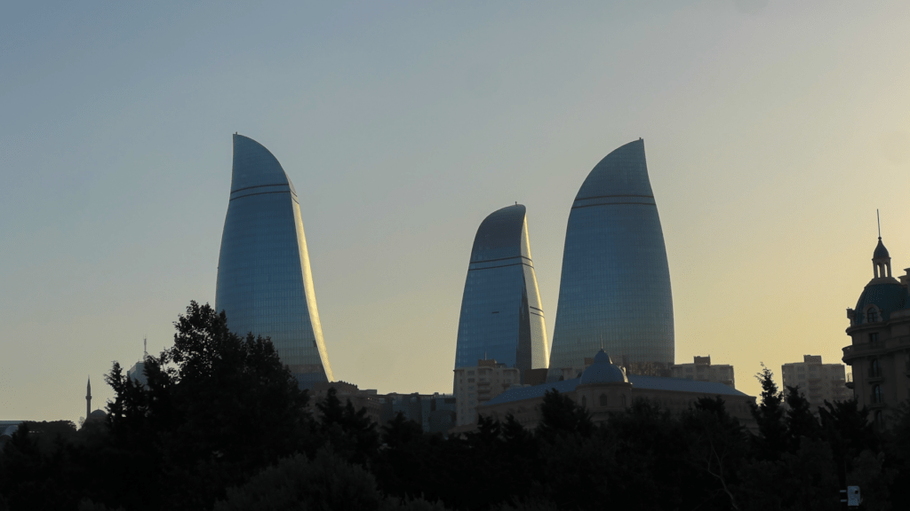Flamming towers Baku, Flamme tårnene i Baku, ikoniske bygninger i Baku, rejseguide til Azerbaijan, unikke bygninger i Baku, Unikke bygninger i Azerbaijan, Guide til Azerbaijan, guide til Azerbaijans seværdigheder, Baku Guide, Seværdigheder i Azerbaijan, oplevelser i Azerbaijan, Seværdigheder i Baku, oplevelser i Baku,