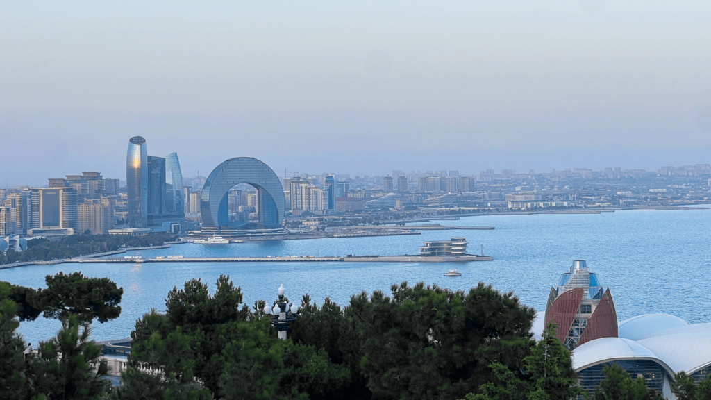 Half moon hotel Baku, panorama punkter i Baku, unikke bygninger i Baku, Unikke bygninger i Azerbaijan, Guide til Azerbaijan, guide til Azerbaijans seværdigheder, Baku Guide, Seværdigheder i Azerbaijan, oplevelser i Azerbaijan, Seværdigheder i Baku, oplevelser i Baku,