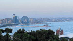 Half moon hotel Baku, panorama punkter i Baku, unikke bygninger i Baku, Unikke bygninger i Azerbaijan, Guide til Azerbaijan, guide til Azerbaijans seværdigheder, Baku Guide, Seværdigheder i Azerbaijan, oplevelser i Azerbaijan, Seværdigheder i Baku, oplevelser i Baku,
