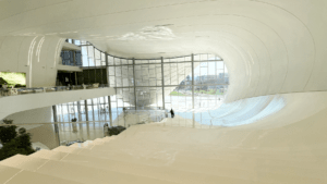 Heydar Aliyev Kulturcentret, Heydar Aliyev culturecenter, unikke bygninger i Baku, Unikke bygninger i Azerbaijan, Guide til Azerbaijan, guide til Azerbaijans seværdigheder, Baku Guide, Seværdigheder i Azerbaijan, oplevelser i Azerbaijan, Seværdigheder i Baku, oplevelser i Baku,