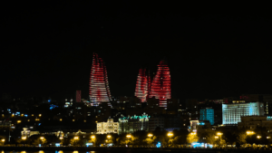 Flamming towers Baku, Flamme tårnene i Baku, ikoniske bygninger i Baku, rejseguide til Azerbaijan, unikke bygninger i Baku, Unikke bygninger i Azerbaijan, Guide til Azerbaijan, guide til Azerbaijans seværdigheder, Baku Guide, Seværdigheder i Azerbaijan, oplevelser i Azerbaijan, Seværdigheder i Baku, oplevelser i Baku,