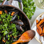 Moules Marinieres, blåmusling gryde, belgiske musling gryde, gryderet med muslinger, udenlandske opskrifter, opskrifter på udenlandske retter, mad med blåmuslinger, opskrifter med blåmuslinger, spændende opskrifter, musling gryde, udenlandske gryderetter, belgiske muslinger, Moules Marinieres opskrift, Belgiske Moules Marinieres, belgiske opskrifter, opskrifter på belgisk mad,