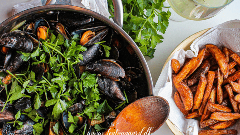 Moules Marinieres, blåmusling gryde, belgiske musling gryde, gryderet med muslinger, udenlandske opskrifter, opskrifter på udenlandske retter, mad med blåmuslinger, opskrifter med blåmuslinger, spændende opskrifter, musling gryde, udenlandske gryderetter, belgiske muslinger, Moules Marinieres opskrift, Belgiske Moules Marinieres, belgiske opskrifter, opskrifter på belgisk mad,