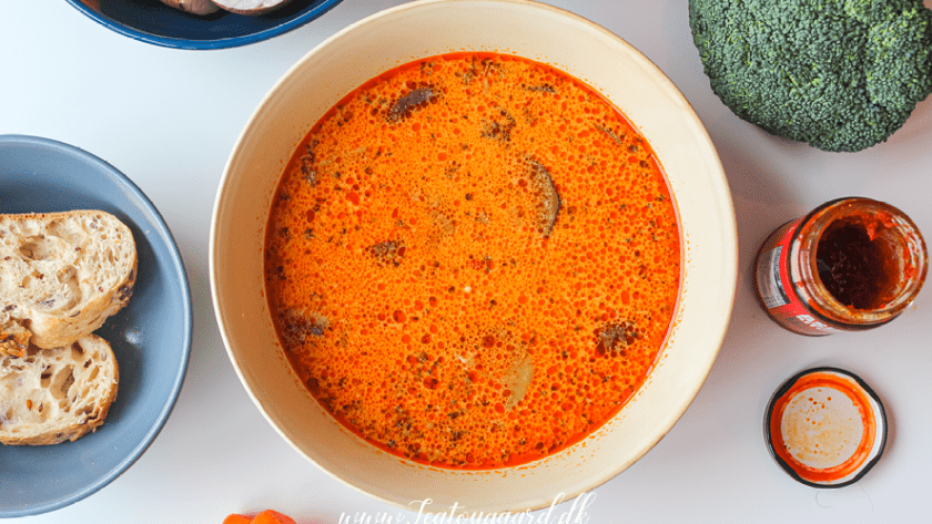 Thailandske opskrifter, opskrifter på thailandsk mad, rød karry suppe, red curry soup, thailandsk rød karry suppe, thailandsk red curry suppe med kylling, mad fra udlandet, udenlandske opskrifter, thailandsk supper, suppe fra thailand, thai suppe med kylling, thai suppe med red curry, thai suppe med rød karry, krydret rød suppe,