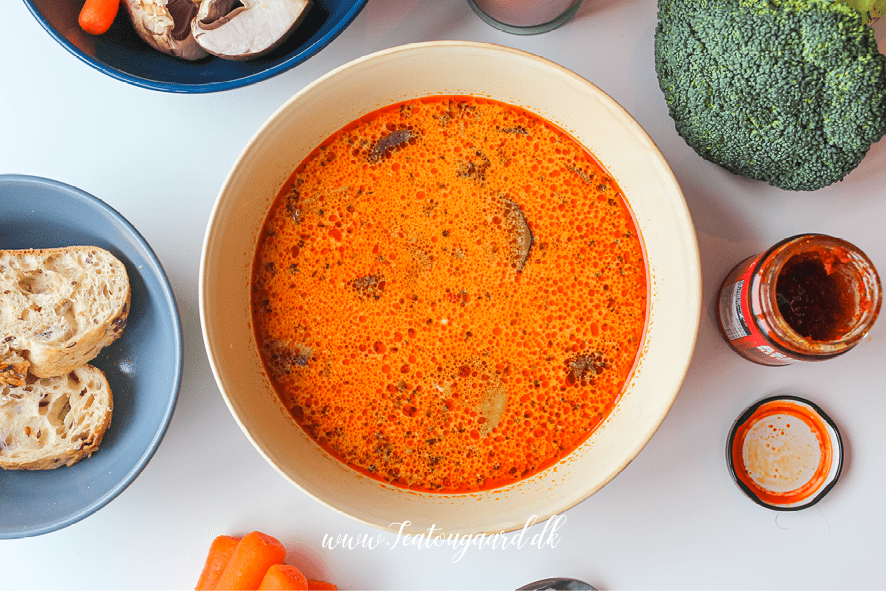 Thailandske opskrifter, opskrifter på thailandsk mad, rød karry suppe, red curry soup, thailandsk rød karry suppe, thailandsk red curry suppe med kylling, mad fra udlandet, udenlandske opskrifter, thailandsk supper, suppe fra thailand, thai suppe med kylling, thai suppe med red curry, thai suppe med rød karry, krydret rød suppe,
