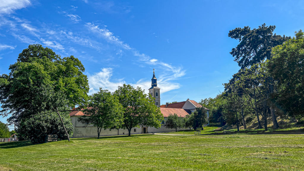 Novi Sad, byer i Serbien, seværdigheder i Serbien, Flodkrydstogt, Donau flodkrydstogt, flodkrydstogt på Donau floden, Guidet tur i Novi sad, seværdigheder i Novi Sad, danske rejser til Serbien, Krushedol klostret, Serbisk kloster, Krushedol-klostret i Serbien, Ortodoks kloster i Serbien, munkekloster i Serbien, kloster i Novi Sad