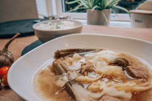 Sinigang opskrift, filipinsk svinekødssuppe, traditionel filippinsk mad, filippinsk comfort food, sur tamarind suppe, Sinigang na Baboy, filippinske specialiteter, opskrift med svinekød, tamarindbaseret suppe, asiatiske supper, autentisk filippinsk køkken, must-try filippinsk mad, surt og krydret suppe, populære retter fra Filippinerne, filippinske gryderetter, madoplevelser fra Filippinerne.