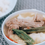 Sinigang opskrift, filipinsk svinekødssuppe, traditionel filippinsk mad, filippinsk comfort food, sur tamarind suppe, Sinigang na Baboy, filippinske specialiteter, opskrift med svinekød, tamarindbaseret suppe, asiatiske supper, autentisk filippinsk køkken, must-try filippinsk mad, surt og krydret suppe, populære retter fra Filippinerne, filippinske gryderetter, madoplevelser fra Filippinerne.