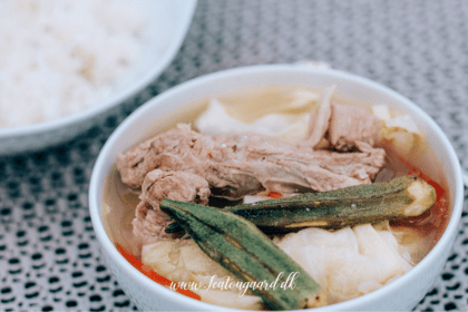 Sinigang opskrift, filipinsk svinekødssuppe, traditionel filippinsk mad, filippinsk comfort food, sur tamarind suppe, Sinigang na Baboy, filippinske specialiteter, opskrift med svinekød, tamarindbaseret suppe, asiatiske supper, autentisk filippinsk køkken, must-try filippinsk mad, surt og krydret suppe, populære retter fra Filippinerne, filippinske gryderetter, madoplevelser fra Filippinerne.