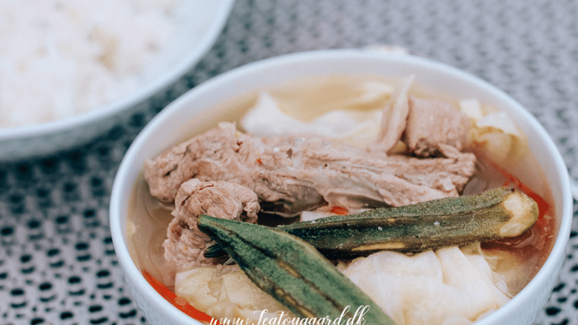 Sinigang opskrift, filipinsk svinekødssuppe, traditionel filippinsk mad, filippinsk comfort food, sur tamarind suppe, Sinigang na Baboy, filippinske specialiteter, opskrift med svinekød, tamarindbaseret suppe, asiatiske supper, autentisk filippinsk køkken, must-try filippinsk mad, surt og krydret suppe, populære retter fra Filippinerne, filippinske gryderetter, madoplevelser fra Filippinerne.