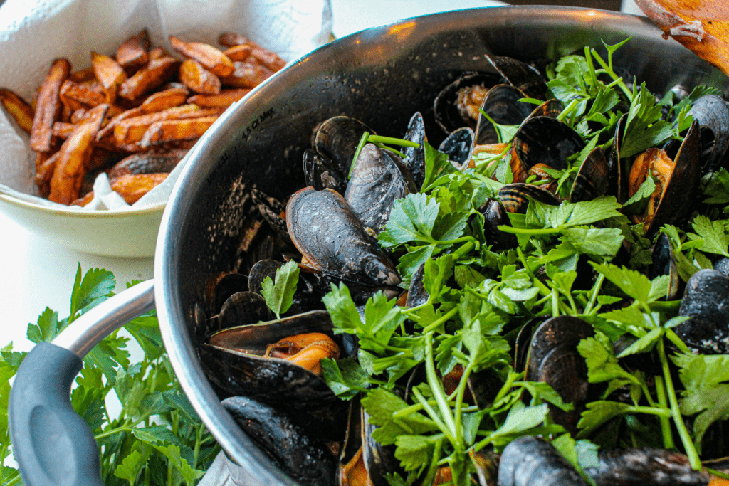 Moules Marinieres, blåmusling gryde, belgiske musling gryde, gryderet med muslinger, udenlandske opskrifter, opskrifter på udenlandske retter, mad med blåmuslinger, opskrifter med blåmuslinger, spændende opskrifter, musling gryde, udenlandske gryderetter, belgiske muslinger, Moules Marinieres opskrift, Belgiske Moules Marinieres, belgiske opskrifter, opskrifter på belgisk mad,