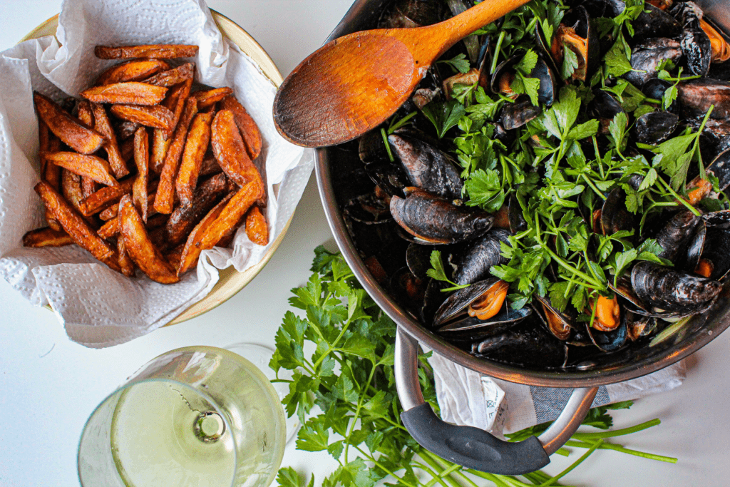 Moules Marinieres, blåmusling gryde, belgiske musling gryde, gryderet med muslinger, udenlandske opskrifter, opskrifter på udenlandske retter, mad med blåmuslinger, opskrifter med blåmuslinger, spændende opskrifter, musling gryde, udenlandske gryderetter, belgiske muslinger, Moules Marinieres opskrift, Belgiske Moules Marinieres, belgiske opskrifter, opskrifter på belgisk mad,