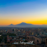 Republic Square i Jerevan, Hovedtorvet i Jerevan, seværdigheder i Jerevan, oplevelser i Armenien, arkitektur i Jerevan, historiske pladser i Armenien, armensk kulturarv, sightseeing i Jerevan, must-see i Jerevan, armensk historie og kultur, natteliv ved Republic Square, springvandsshow i Jerevan, populære vartegn i Armenien, turistattraktioner i Jerevan, regeringsbygninger i Armenien, kulturelle begivenheder i Jerevan. Nationalmuseet i Jerevan, Armeniens Nationalmuseum, historiske museer i Armenien, kulturarv i Armenien, arkæologiske fund i Armenien, verdens ældste sko, kunst og historie i Jerevan, oplevelser i Armenien, seværdigheder i Jerevan, oldtidsfund fra Kaukasus, armensk kulturhistorie, must-see i Jerevan, berømte udstillinger i Armenien, museumsoplevelser i Jerevan, rejseguide til Jerevan, Jerevan, hovedstaden i Armenien, seværdigheder i Jerevan, oplevelser i Jerevan, historie om Jerevan, ældste byer i verden, kultur i Jerevan, turistattraktioner i Armenien, sightseeing i Jerevan, arkitektur i Jerevan, Republic Square, Cascade-komplekset, Genocide Museum, madoplevelser i Jerevan, natteliv i Jerevan, shopping i Jerevan, kunst og museer i Jerevan, moderne og historisk byliv, must-see i Armenien, rejseguide til Jerevan.