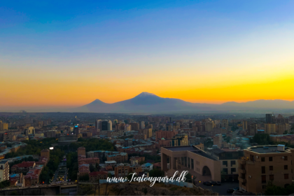 Republic Square i Jerevan, Hovedtorvet i Jerevan, seværdigheder i Jerevan, oplevelser i Armenien, arkitektur i Jerevan, historiske pladser i Armenien, armensk kulturarv, sightseeing i Jerevan, must-see i Jerevan, armensk historie og kultur, natteliv ved Republic Square, springvandsshow i Jerevan, populære vartegn i Armenien, turistattraktioner i Jerevan, regeringsbygninger i Armenien, kulturelle begivenheder i Jerevan. Nationalmuseet i Jerevan, Armeniens Nationalmuseum, historiske museer i Armenien, kulturarv i Armenien, arkæologiske fund i Armenien, verdens ældste sko, kunst og historie i Jerevan, oplevelser i Armenien, seværdigheder i Jerevan, oldtidsfund fra Kaukasus, armensk kulturhistorie, must-see i Jerevan, berømte udstillinger i Armenien, museumsoplevelser i Jerevan, rejseguide til Jerevan, Jerevan, hovedstaden i Armenien, seværdigheder i Jerevan, oplevelser i Jerevan, historie om Jerevan, ældste byer i verden, kultur i Jerevan, turistattraktioner i Armenien, sightseeing i Jerevan, arkitektur i Jerevan, Republic Square, Cascade-komplekset, Genocide Museum, madoplevelser i Jerevan, natteliv i Jerevan, shopping i Jerevan, kunst og museer i Jerevan, moderne og historisk byliv, must-see i Armenien, rejseguide til Jerevan.