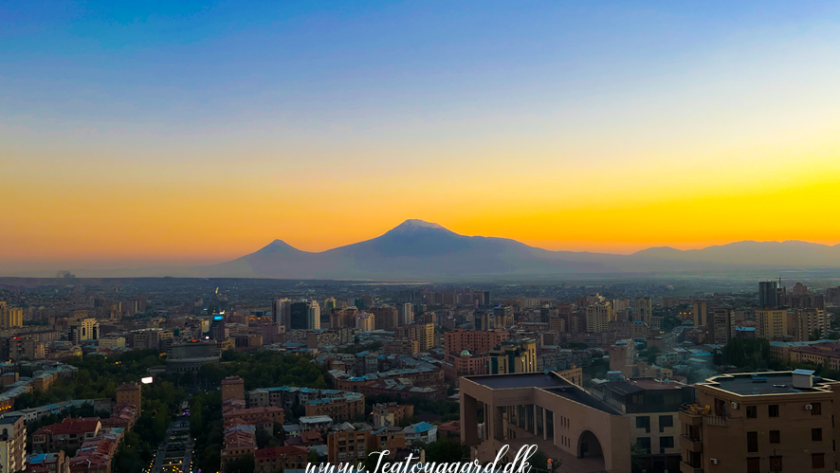 Republic Square i Jerevan, Hovedtorvet i Jerevan, seværdigheder i Jerevan, oplevelser i Armenien, arkitektur i Jerevan, historiske pladser i Armenien, armensk kulturarv, sightseeing i Jerevan, must-see i Jerevan, armensk historie og kultur, natteliv ved Republic Square, springvandsshow i Jerevan, populære vartegn i Armenien, turistattraktioner i Jerevan, regeringsbygninger i Armenien, kulturelle begivenheder i Jerevan. Nationalmuseet i Jerevan, Armeniens Nationalmuseum, historiske museer i Armenien, kulturarv i Armenien, arkæologiske fund i Armenien, verdens ældste sko, kunst og historie i Jerevan, oplevelser i Armenien, seværdigheder i Jerevan, oldtidsfund fra Kaukasus, armensk kulturhistorie, must-see i Jerevan, berømte udstillinger i Armenien, museumsoplevelser i Jerevan, rejseguide til Jerevan, Jerevan, hovedstaden i Armenien, seværdigheder i Jerevan, oplevelser i Jerevan, historie om Jerevan, ældste byer i verden, kultur i Jerevan, turistattraktioner i Armenien, sightseeing i Jerevan, arkitektur i Jerevan, Republic Square, Cascade-komplekset, Genocide Museum, madoplevelser i Jerevan, natteliv i Jerevan, shopping i Jerevan, kunst og museer i Jerevan, moderne og historisk byliv, must-see i Armenien, rejseguide til Jerevan.