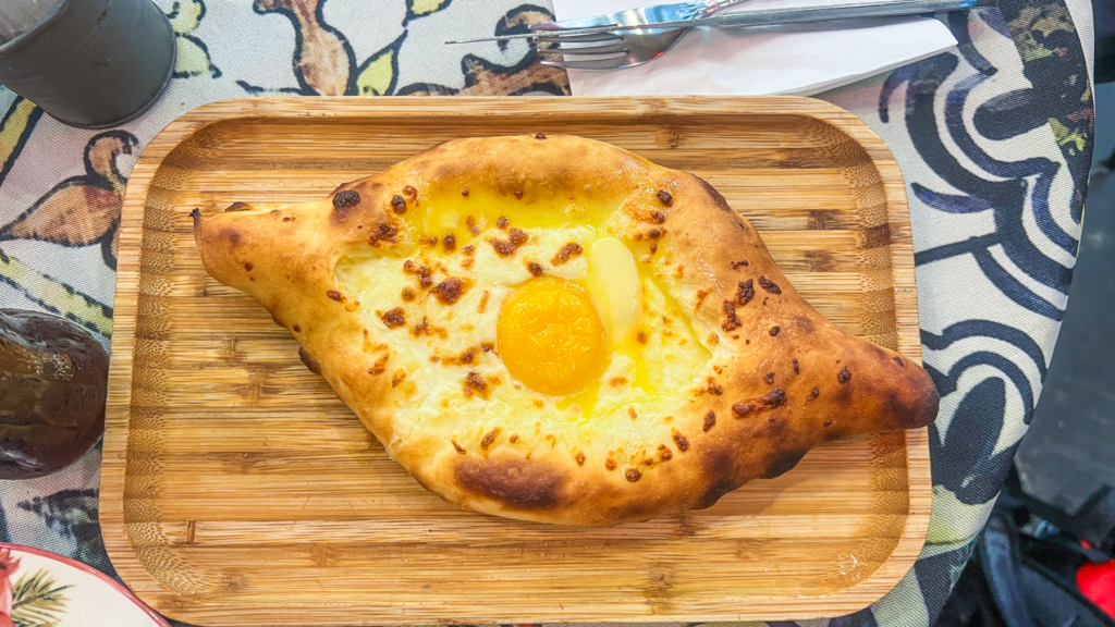Khachapuri, georgisk mad, mad fra georgien, georgisk brød med ost og æg, georgisk ostebrød, ostebrød i georgien, georgisk delikatesse, georgiske madguide, madguide fra Georgien, georgisk mad du skal smage, rejser til Georgien, Tbilisi, guide til Tbilisi, rejseguide til Georgien, hvad skal man lave i Tbilisi