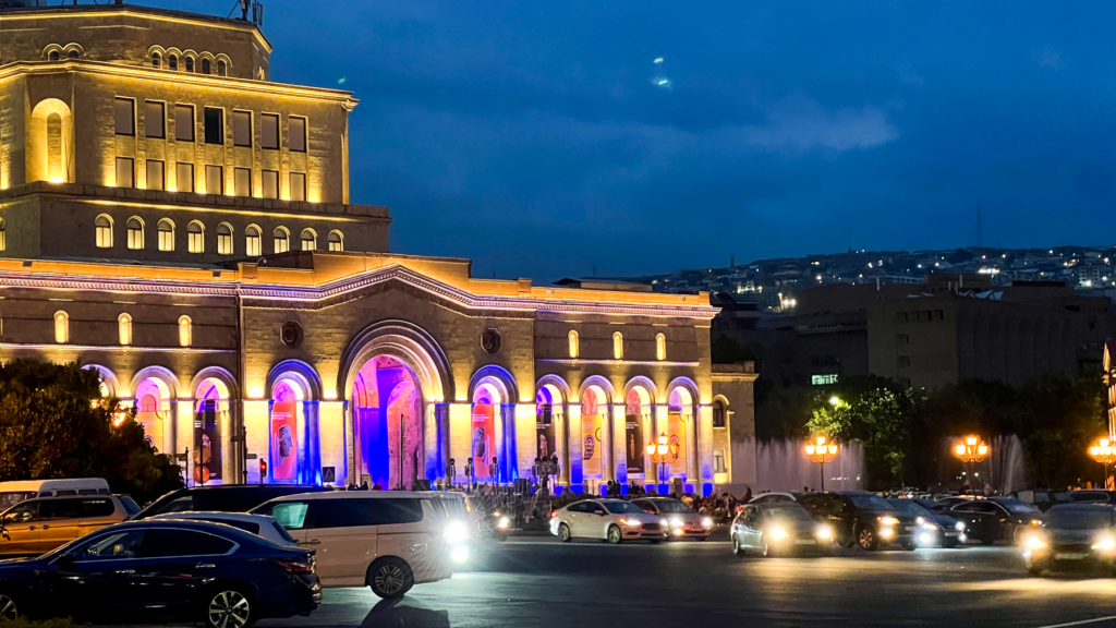 Republic Square i Jerevan, Hovedtorvet i Jerevan, seværdigheder i Jerevan, oplevelser i Armenien, arkitektur i Jerevan, historiske pladser i Armenien, armensk kulturarv, sightseeing i Jerevan, must-see i Jerevan, armensk historie og kultur, natteliv ved Republic Square, springvandsshow i Jerevan, populære vartegn i Armenien, turistattraktioner i Jerevan, regeringsbygninger i Armenien, kulturelle begivenheder i Jerevan. Nationalmuseet i Jerevan, Armeniens Nationalmuseum, historiske museer i Armenien, kulturarv i Armenien, arkæologiske fund i Armenien, verdens ældste sko, kunst og historie i Jerevan, oplevelser i Armenien, seværdigheder i Jerevan, oldtidsfund fra Kaukasus, armensk kulturhistorie, must-see i Jerevan, berømte udstillinger i Armenien, museumsoplevelser i Jerevan, rejseguide til Jerevan.