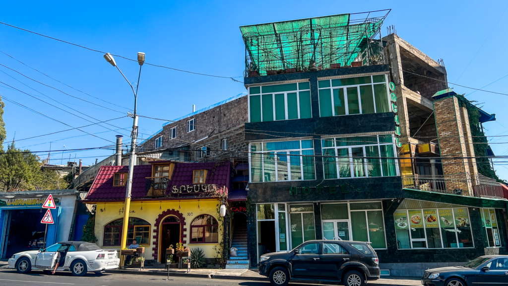 Jerevan, hovedstaden i Armenien, seværdigheder i Jerevan, oplevelser i Jerevan, historie om Jerevan, ældste byer i verden, kultur i Jerevan, turistattraktioner i Armenien, sightseeing i Jerevan, arkitektur i Jerevan, Republic Square, Cascade-komplekset, Genocide Museum, madoplevelser i Jerevan, natteliv i Jerevan, shopping i Jerevan, kunst og museer i Jerevan, moderne og historisk byliv, must-see i Armenien, rejseguide til Jerevan.