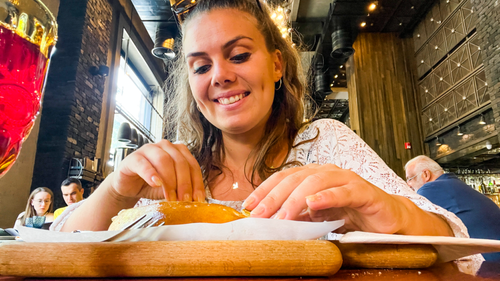 Armensk mad, mad fra Armenien, hvad skal man spise i Armenien, Armensk Khachpuri, georgisk ostebrød, ostebrød i georgien, georgisk delikatesse, georgiske madguide, madguide fra Georgien, georgisk mad du skal smage, rejser til Georgien, Tbilisi, guide til Tbilisi, rejseguide til Georgien, hvad skal man lave i Tbilisi