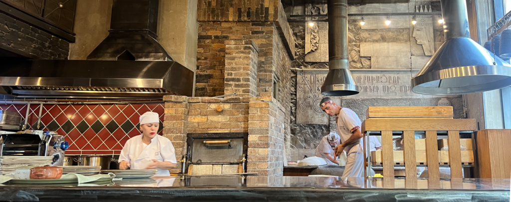 Armensk mad, mad fra Armenien, hvad skal man spise i Armenien, Armensk Khachpuri, georgisk ostebrød, det skal du smage i Armenien, det skal du smage i Armenien, mad i Armenien, armensk rejseblog, liste over lokalretter i Armenien, rejseblog om Armenien, madguide til Armenien, mad fra kaukasus, blog om at rejse, rejsebloggen,