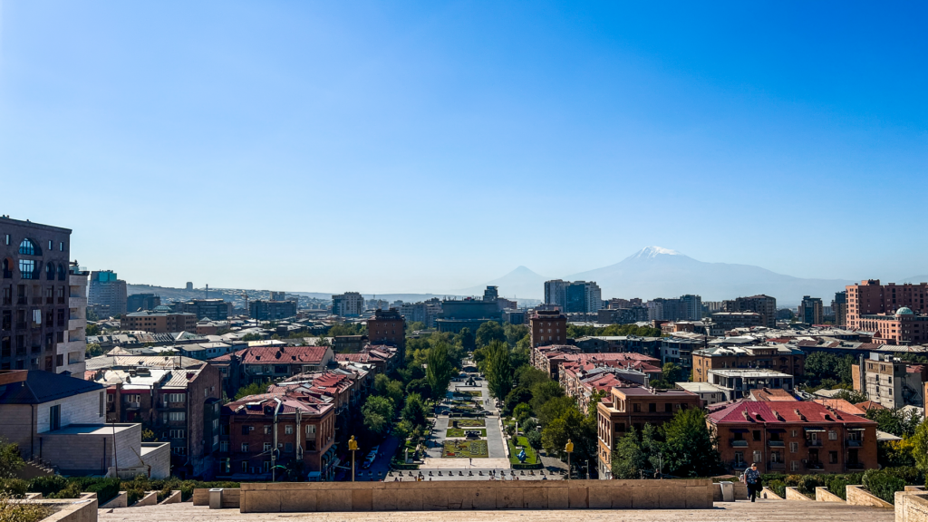 Jerevan, hovedstaden i Armenien, seværdigheder i Jerevan, oplevelser i Jerevan, historie om Jerevan, ældste byer i verden, kultur i Jerevan, turistattraktioner i Armenien, sightseeing i Jerevan, arkitektur i Jerevan, Republic Square, Cascade-komplekset, Genocide Museum, madoplevelser i Jerevan, natteliv i Jerevan, shopping i Jerevan, kunst og museer i Jerevan, moderne og historisk byliv, must-see i Armenien, rejseguide til Jerevan.