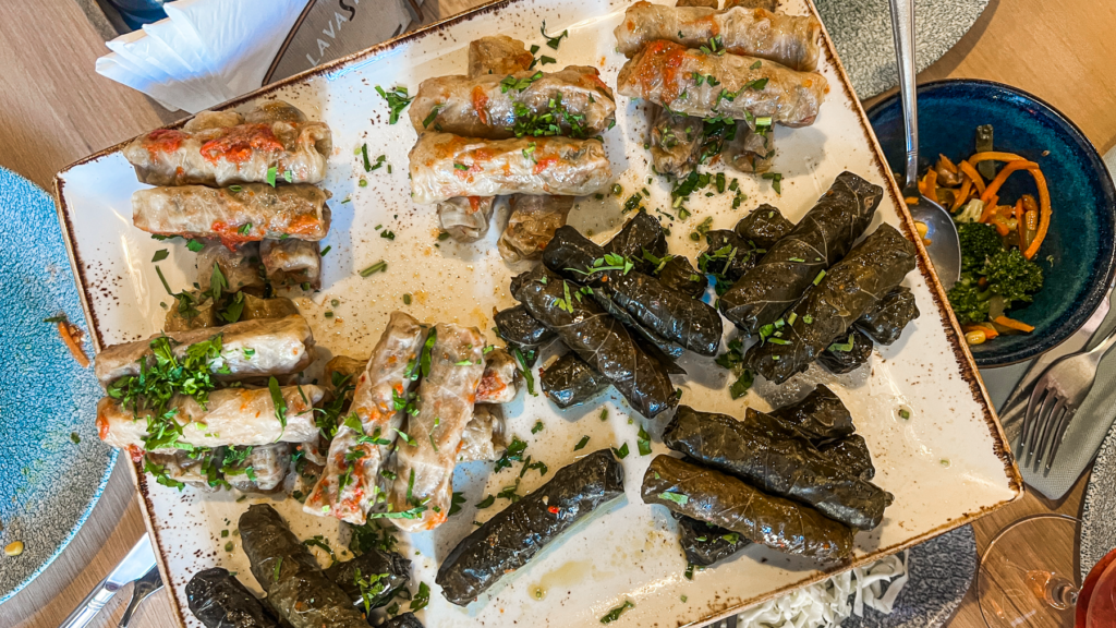 Dolma, dolma ruller, armenske dolma,  Armenske vindrueruller, mezze retter fra Armenien, hvad skal man spise i Armenien, det skal du smage i Armenien, det skal du smage i Armenien, mad i Armenien, armensk rejseblog, liste over lokalretter i Armenien, rejseblog om Armenien, madguide til Armenien, mad fra kaukasus, blog om at rejse, rejsebloggen,