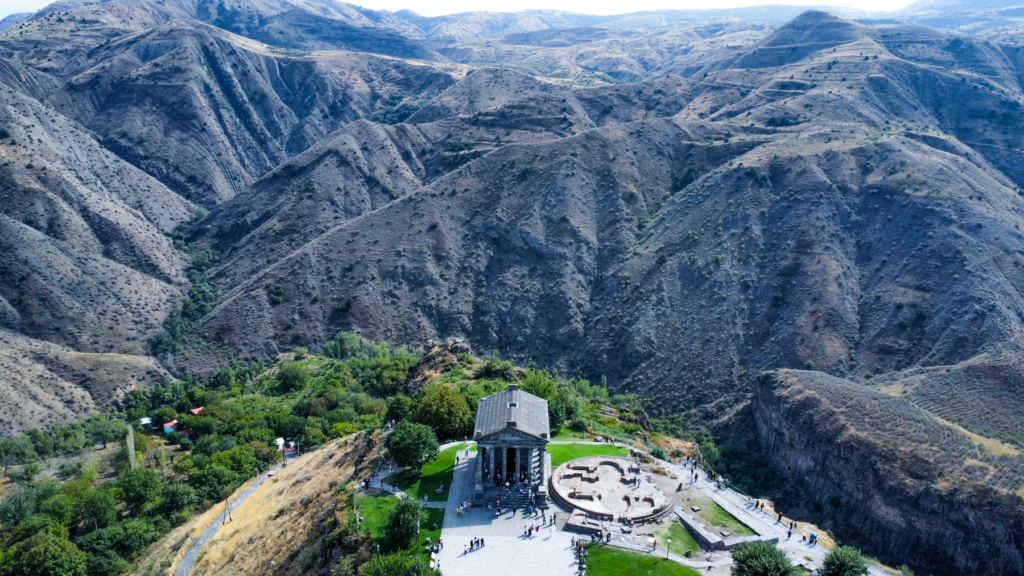 Garni Templet, antikt tempel i Armenien, seværdigheder i Armenien, oplevelser i Armenien, hedensk tempel i Kaukasus, førkristen historie i Armenien, Hellenistisk arkitektur i Armenien, turistattraktioner i Armenien, gamle templer i Kaukasus, kulturarv i Armenien, Garni og Geghard, arkæologiske steder i Armenien, historiske seværdigheder i Armenien, unikke templer i verden, sightseeing i Armenien, must-see i Armenien, solgudens tempel, oldtidsfund i Armenien, arkitektur i Armenien.