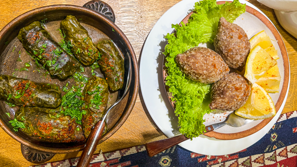 Dolma, dolma ruller, armenske dolma,  Armenske vindrueruller, mezze retter fra Armenien, hvad skal man spise i Armenien, det skal du smage i Armenien, det skal du smage i Armenien, mad i Armenien, armensk rejseblog, liste over lokalretter i Armenien, rejseblog om Armenien, madguide til Armenien, mad fra kaukasus, blog om at rejse, rejsebloggen, Ishli Kufta, armensk kødbolle, traditionel armensk mad, armensk køkken, fyldt bulgur kødbolle, kaukasisk mad, mellemøstlige specialiteter, kibbeh variation, farsfyldt bulgurret, autentisk armensk opskrift, festmad i Armenien, populære armenske retter, madoplevelser fra Kaukasus, krydret hakket kød, traditionelle armenske delikatesser, armensk comfort food, hjemmelavet Ishli Kufta.