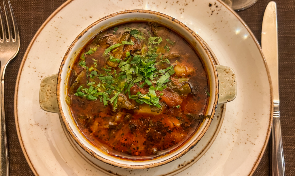 Kchuch gryderet, traditionel armensk mad, armensk køkken, langsomt tilberedt gryderet, autentiske armenske opskrifter, armensk comfort food, kaukasisk mad, krydret kødgryde, lerpotte-ret fra Armenien, populære armenske retter, traditionelle simreretter, madoplevelser fra Armenien, festmad i Armenien, hjemmelavet Kchuch, rustik armensk gryderet, must-try armensk mad, armensk gastronomi