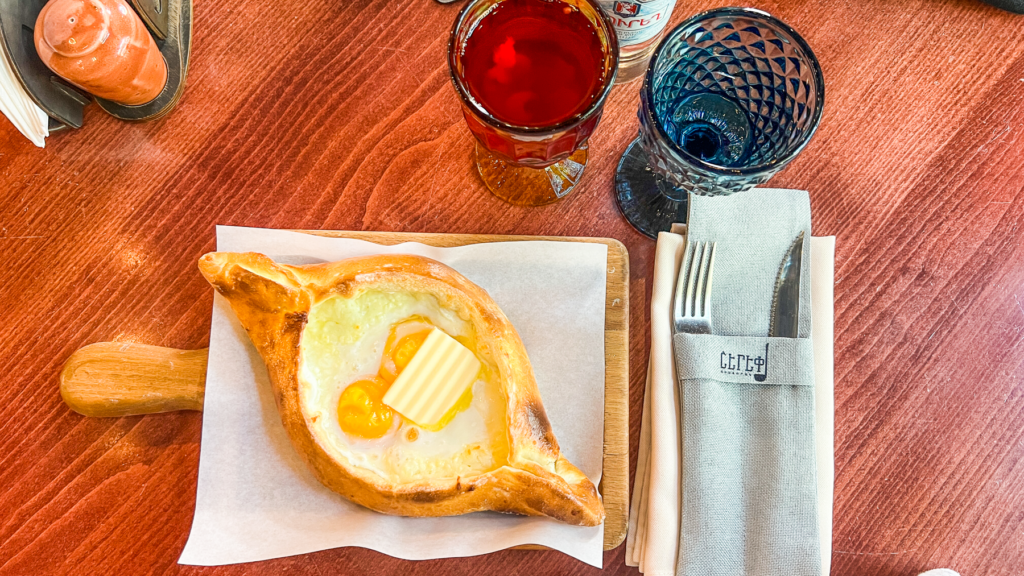 Armensk mad, mad fra Armenien, hvad skal man spise i Armenien, Armensk Khachpuri, georgisk ostebrød, ostebrød i georgien, georgisk delikatesse, georgiske madguide, madguide fra Georgien, georgisk mad du skal smage, rejser til Georgien, Tbilisi, guide til Tbilisi, rejseguide til Georgien, hvad skal man lave i Tbilisi