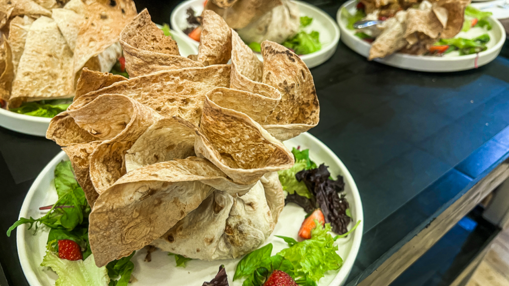 Khurjin, armensk fyldt kødret, traditionel armensk mad, armensk køkken, kaukasisk specialitet, krydret kød i dej, autentiske armenske opskrifter, populære armenske retter, armensk comfort food, festmad i Armenien, hjemmelavet Khurjin, rustik armensk mad, traditionelle simreretter, madoplevelser fra Kaukasus, armensk gastronomi, must-try armensk mad, langsomt tilberedt armensk ret.