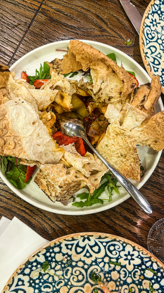 Khurjin, armensk fyldt kødret, traditionel armensk mad, armensk køkken, kaukasisk specialitet, krydret kød i dej, autentiske armenske opskrifter, populære armenske retter, armensk comfort food, festmad i Armenien, hjemmelavet Khurjin, rustik armensk mad, traditionelle simreretter, madoplevelser fra Kaukasus, armensk gastronomi, must-try armensk mad, langsomt tilberedt armensk ret.