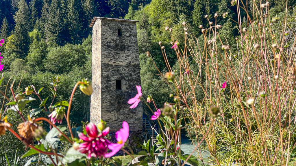 ushguli, europas højeste landsby, landsbyer i georgien, højste landsbyer i Europa, Ushguli landsby, Svaneti Georgien, Georgien Svaneti regionen, Vandre i Svaneti, Love tower Svaneti, vandre i Georgien, Svaneti towers, Unesco, Gerogien Unesco,