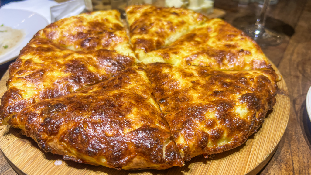 Khachapuri, Imeruli khachapuri, georgisk ostebrød, ostebrød i georgien, georgisk delikatesse, georgiske madguide, madguide fra georgien, georgisk mad du skal smage,