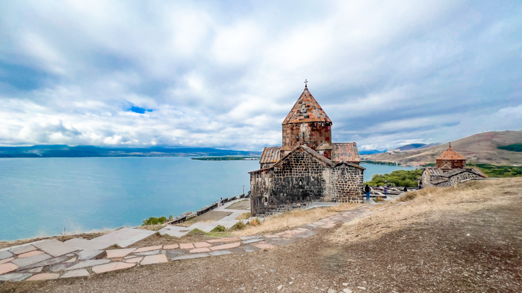 Sevanavank klosteret, Sevanavank, Sevan søen, Lake Sevan, seværdigheder i Armenien, historiske klostre i Armenien, armensk kulturarv, middelalderlige klostre, naturattraktioner i Armenien, oplevelser ved Sevan søen, sightseeing i Armenien, armensk kristendom, religiøse steder i Armenien, smukke udsigter i Kaukasus, turisme i Armenien, populære vartegn i Armenien, must-see i Armenien, gamle kirker i Armenien, vandaktiviteter ved Sevan søen, naturoplevelser i Armenien.