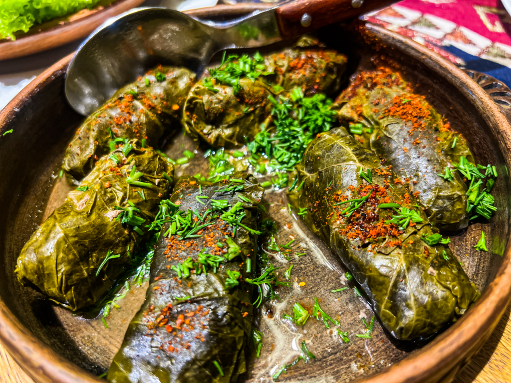 Dolma, dolma ruller, armenske dolma, Armenske vindrueruller, mezze retter fra Armenien, hvad skal man spise i Armenien, det skal du smage i Armenien, det skal du smage i Armenien, mad i Armenien, armensk rejseblog, liste over lokalretter i Armenien, rejseblog om Armenien, madguide til Armenien, mad fra kaukasus, blog om at rejse, rejsebloggen,