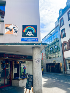 Spaceinvaders, streetart i Europa, Europædisk Street art, computerspil streeet art, Space invaders Basel, oplevelser i Basel, seværdigheder i Basel, Feriebyer i Schweiz, Byguide til Basel, Basel seværdigheder, oplevelser i Basel, Basel Schweiz, Schweiz, byer i schweiz, Rejseguide til schweiz,
