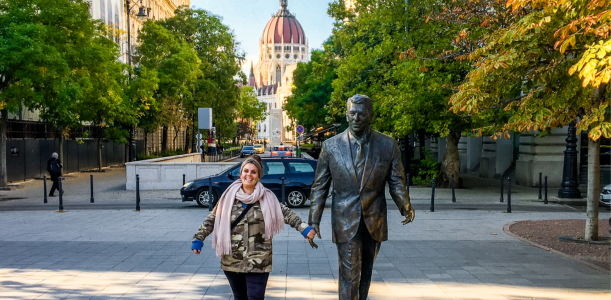 Sjove fakta om Budapest, fun facts om Budapest, overraskende ting om Ungarns hovedstad, kuriositeter om Budapest, historiske overraskelser i Budapest, Budapest og termiske kilder, Budapest har mere end 100 varme kilder, kælenavnet “Østens Paris”, kædebroen og dens løver uden tunger-myten, Buda og Pest var to byer før 1873, Budapest har verdens ældste metrolinje på det europæiske fastland, ruinbarer i gamle bygninger, termiske bade under jorden, kæmpe parlament med 691 rum, Budapest er billig men luksuriøs, unikke oplevelser i en historisk og livlig storby, Ronald Reagan-statuen i Budapest, amerikansk mindesmærke i Ungarn, statue af tidligere amerikansk præsident, Ronald Reagan og den kolde krig, frihedens symbol i Østeuropa, seværdigheder i Budapest, politiske monumenter i Ungarn, Szabadság tér i Budapest, USA og Ungarn venskab, Reagan og kommunismens fald, historiske statuer i Budapest, oplevelser i Budapest, symbol på demokrati og frihed, mindesmærker fra nyere tid i Ungarn, monumenter for verdensledere i Europa.