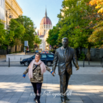 Sjove fakta om Budapest, fun facts om Budapest, overraskende ting om Ungarns hovedstad, kuriositeter om Budapest, historiske overraskelser i Budapest, Budapest og termiske kilder, Budapest har mere end 100 varme kilder, kælenavnet “Østens Paris”, kædebroen og dens løver uden tunger-myten, Buda og Pest var to byer før 1873, Budapest har verdens ældste metrolinje på det europæiske fastland, ruinbarer i gamle bygninger, termiske bade under jorden, kæmpe parlament med 691 rum, Budapest er billig men luksuriøs, unikke oplevelser i en historisk og livlig storby, Ronald Reagan-statuen i Budapest, amerikansk mindesmærke i Ungarn, statue af tidligere amerikansk præsident, Ronald Reagan og den kolde krig, frihedens symbol i Østeuropa, seværdigheder i Budapest, politiske monumenter i Ungarn, Szabadság tér i Budapest, USA og Ungarn venskab, Reagan og kommunismens fald, historiske statuer i Budapest, oplevelser i Budapest, symbol på demokrati og frihed, mindesmærker fra nyere tid i Ungarn, monumenter for verdensledere i Europa.
