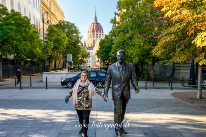 Sjove fakta om Budapest, fun facts om Budapest, overraskende ting om Ungarns hovedstad, kuriositeter om Budapest, historiske overraskelser i Budapest, Budapest og termiske kilder, Budapest har mere end 100 varme kilder, kælenavnet “Østens Paris”, kædebroen og dens løver uden tunger-myten, Buda og Pest var to byer før 1873, Budapest har verdens ældste metrolinje på det europæiske fastland, ruinbarer i gamle bygninger, termiske bade under jorden, kæmpe parlament med 691 rum, Budapest er billig men luksuriøs, unikke oplevelser i en historisk og livlig storby, Ronald Reagan-statuen i Budapest, amerikansk mindesmærke i Ungarn, statue af tidligere amerikansk præsident, Ronald Reagan og den kolde krig, frihedens symbol i Østeuropa, seværdigheder i Budapest, politiske monumenter i Ungarn, Szabadság tér i Budapest, USA og Ungarn venskab, Reagan og kommunismens fald, historiske statuer i Budapest, oplevelser i Budapest, symbol på demokrati og frihed, mindesmærker fra nyere tid i Ungarn, monumenter for verdensledere i Europa.