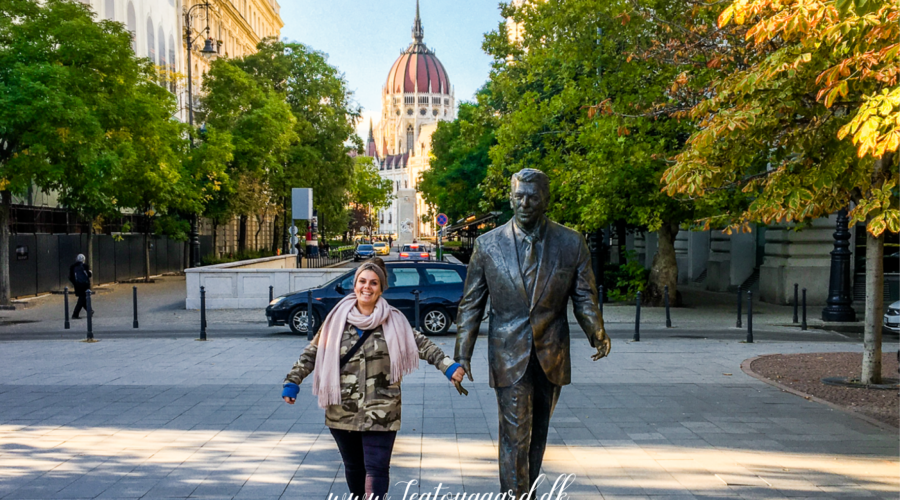 Sjove fakta om Budapest, fun facts om Budapest, overraskende ting om Ungarns hovedstad, kuriositeter om Budapest, historiske overraskelser i Budapest, Budapest og termiske kilder, Budapest har mere end 100 varme kilder, kælenavnet “Østens Paris”, kædebroen og dens løver uden tunger-myten, Buda og Pest var to byer før 1873, Budapest har verdens ældste metrolinje på det europæiske fastland, ruinbarer i gamle bygninger, termiske bade under jorden, kæmpe parlament med 691 rum, Budapest er billig men luksuriøs, unikke oplevelser i en historisk og livlig storby, Ronald Reagan-statuen i Budapest, amerikansk mindesmærke i Ungarn, statue af tidligere amerikansk præsident, Ronald Reagan og den kolde krig, frihedens symbol i Østeuropa, seværdigheder i Budapest, politiske monumenter i Ungarn, Szabadság tér i Budapest, USA og Ungarn venskab, Reagan og kommunismens fald, historiske statuer i Budapest, oplevelser i Budapest, symbol på demokrati og frihed, mindesmærker fra nyere tid i Ungarn, monumenter for verdensledere i Europa.