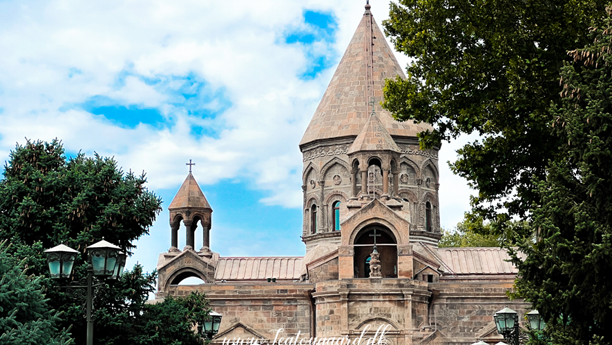 Echmiadzin kirken, unesco steder i Armenien, Echmiadzin kirken i Armenien, Echmiadzin klosteret armenien, Unesco Echmiadzin katedralen, seværdigheder i Armenien, unikke steder i Armenien, klostre i Armenien, kirker i Armenien, Guide til Armenien, Guide til Armeniens seværdigheder, oplevelser i Armenien