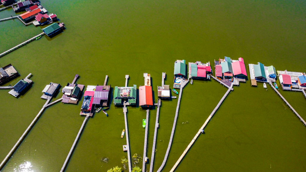 Bokod-reservoiret, Bokodi víztározó, skjult perle i Ungarn, svævende hytter på vandet, landskabsperle i Komárom-Esztergom-regionen, oplevelser i naturen i Ungarn, unikke søhuse i Bokod, fotospots i Ungarn, usædvanlige seværdigheder i Centraleuropa, fiskeri og ro i Ungarn, must-see i Ungarn, rejseoplevelser uden for alfarvej, arkitektur på søen, vinter og sommerstemning ved Bokod, miljø og natur i Ungarn, fredeligt udflugtsmål i Ungarn, skjulte steder at opleve i Ungarn.