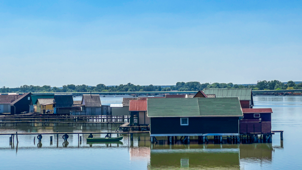 Bokod-reservoiret, Bokodi víztározó, skjult perle i Ungarn, svævende hytter på vandet, landskabsperle i Komárom-Esztergom-regionen, oplevelser i naturen i Ungarn, unikke søhuse i Bokod, fotospots i Ungarn, usædvanlige seværdigheder i Centraleuropa, fiskeri og ro i Ungarn, must-see i Ungarn, rejseoplevelser uden for alfarvej, arkitektur på søen, vinter og sommerstemning ved Bokod, miljø og natur i Ungarn, fredeligt udflugtsmål i Ungarn, skjulte steder at opleve i Ungarn.
