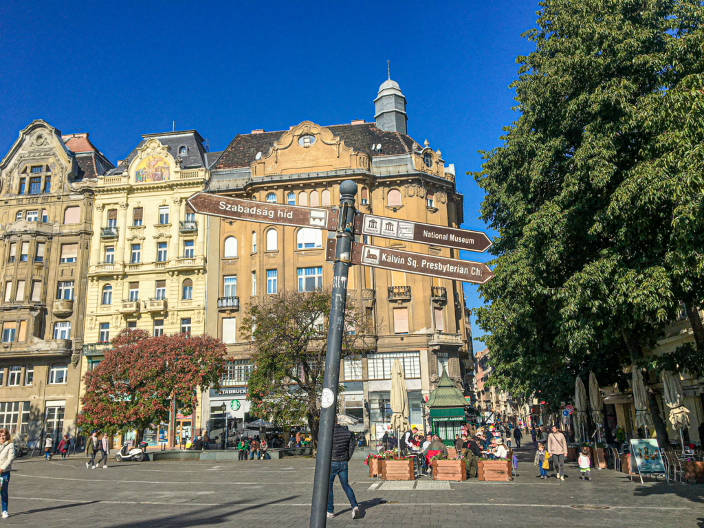 Guide til seværdigheder i Budapest, oplevelser i Budapest, must-see i Budapest, historiske seværdigheder i Budapest, turistattraktioner i Budapest, sightseeing i Budapest, top seværdigheder i Budapest, kultur i Budapest, arkitektur i Budapest, Donau-floden, historiske bygninger i Budapest, berømte vartegn i Budapest, museer i Budapest, naturoplevelser i Budapest, shopping i Budapest, gastronomi i Budapest.